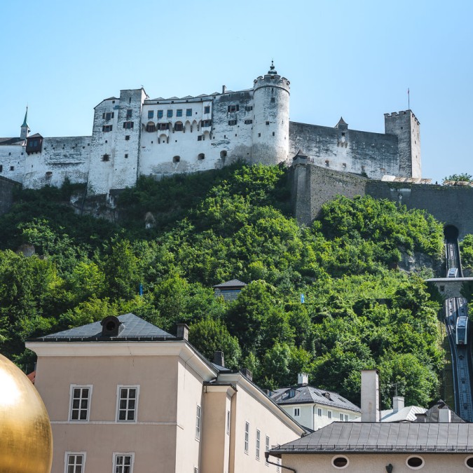 Blick vom Kapitelplatz in Salzburg auf das Wahrzeichen der Stadt, die Festung Hohensalzburg