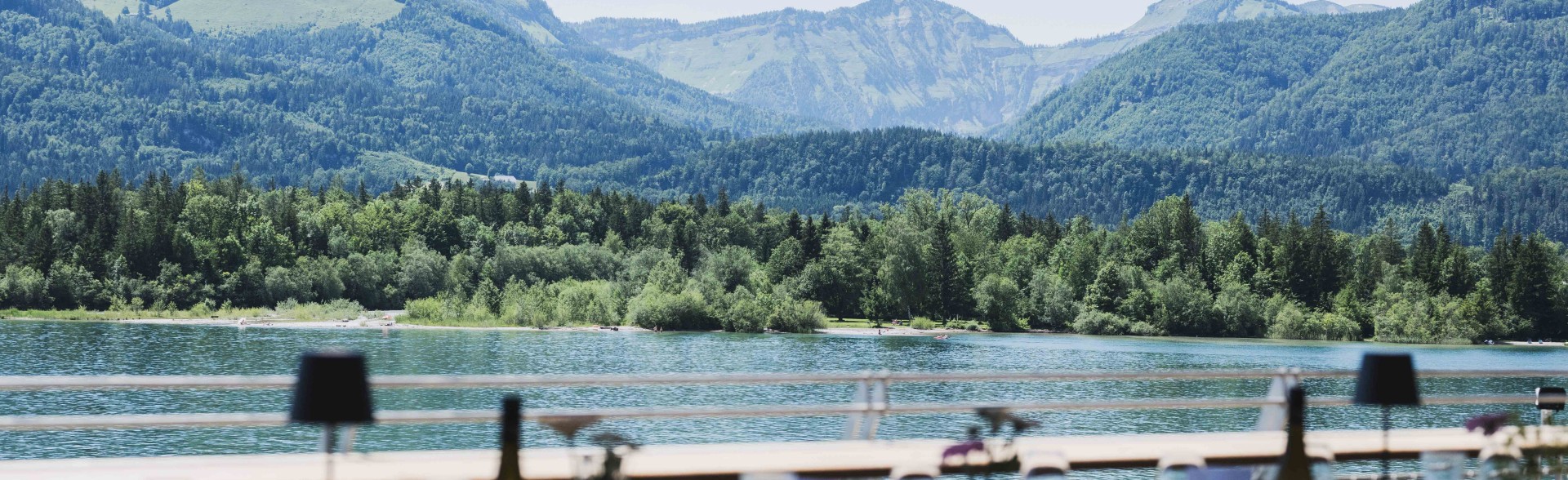 Gedeckter Veranstaltungstisch auf der Terrasse des Restaurants des ErlebnisQuartier der Talstation der SchafbergBahn in Sankt Wolfgang am Wolfgangsee.