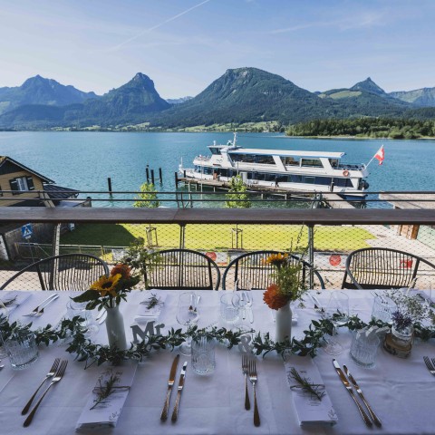 Hochzeitsdekorationen, Hochzeitsvorbereitungen, Hochzeitstafel, Hochzeitstisch, etc. auf der Terrasse des Restaurants des ErlebnisQuartier der Talstation der SchafbergBahn in St. Wolfgang am Wolfgangsee.