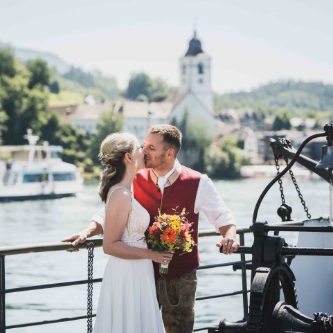 Das Hochzeitspaar auf dem beliebten Schaufelraddampfer "Kaiser Franz Josef I." der Wolfgangsee Schifffahrt am Wolfgangsee bei Sankt Wolfgang am Wolfgangsee. 