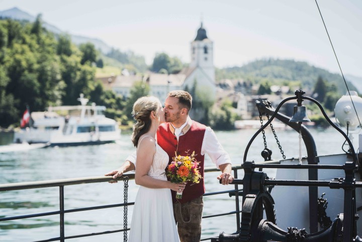 Das Hochzeitspaar auf dem beliebten Schaufelraddampfer "Kaiser Franz Josef I." der Wolfgangsee Schifffahrt am Wolfgangsee bei Sankt Wolfgang am Wolfgangsee. 