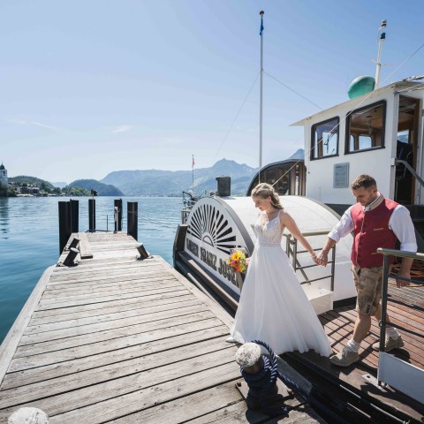 Das Hochzeitspaar auf dem beliebten Schaufelraddampfer "Kaiser Franz Josef I." der Wolfgangsee Schifffahrt am Wolfgangsee bei Sankt Wolfgang am Wolfgangsee. 