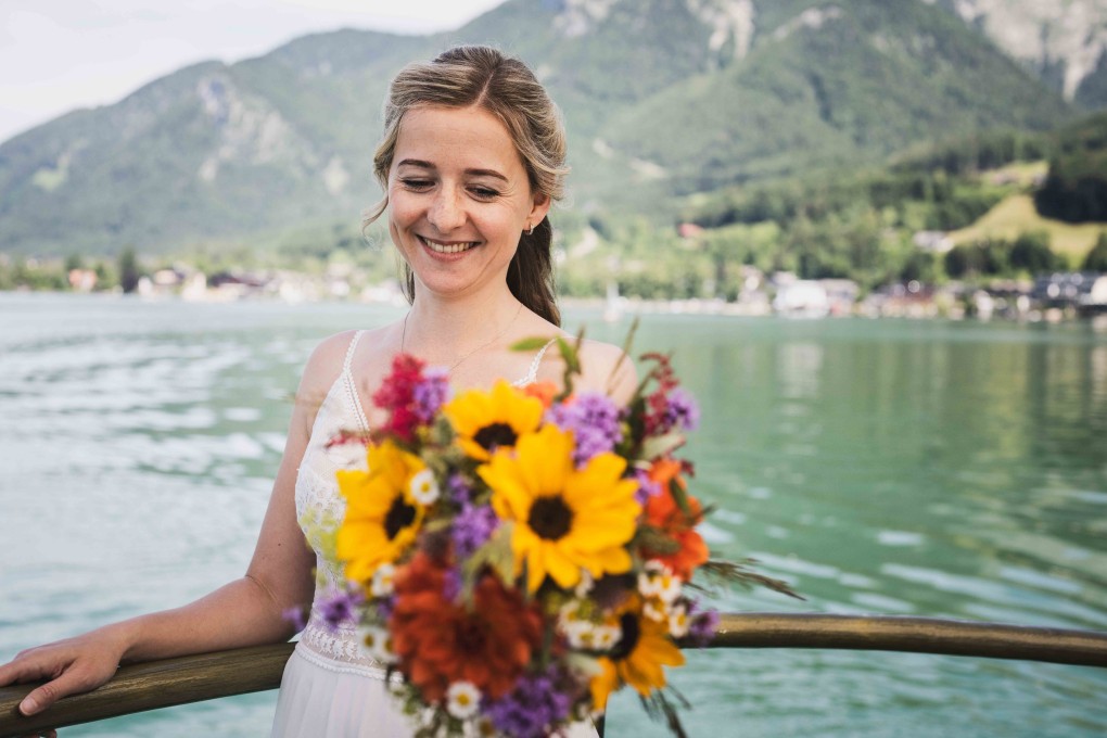 Das Hochzeitspaar auf dem beliebten Schaufelraddampfer "Kaiser Franz Josef I." der Wolfgangsee Schifffahrt am Wolfgangsee bei Sankt Wolfgang am Wolfgangsee. 