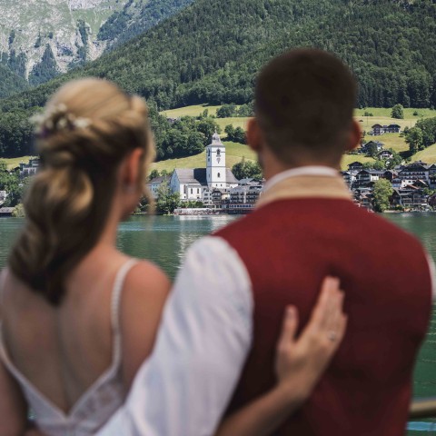 Das Hochzeitspaar auf dem beliebten Schaufelraddampfer "Kaiser Franz Josef I." der Wolfgangsee Schifffahrt am Wolfgangsee bei Sankt Wolfgang am Wolfgangsee. 