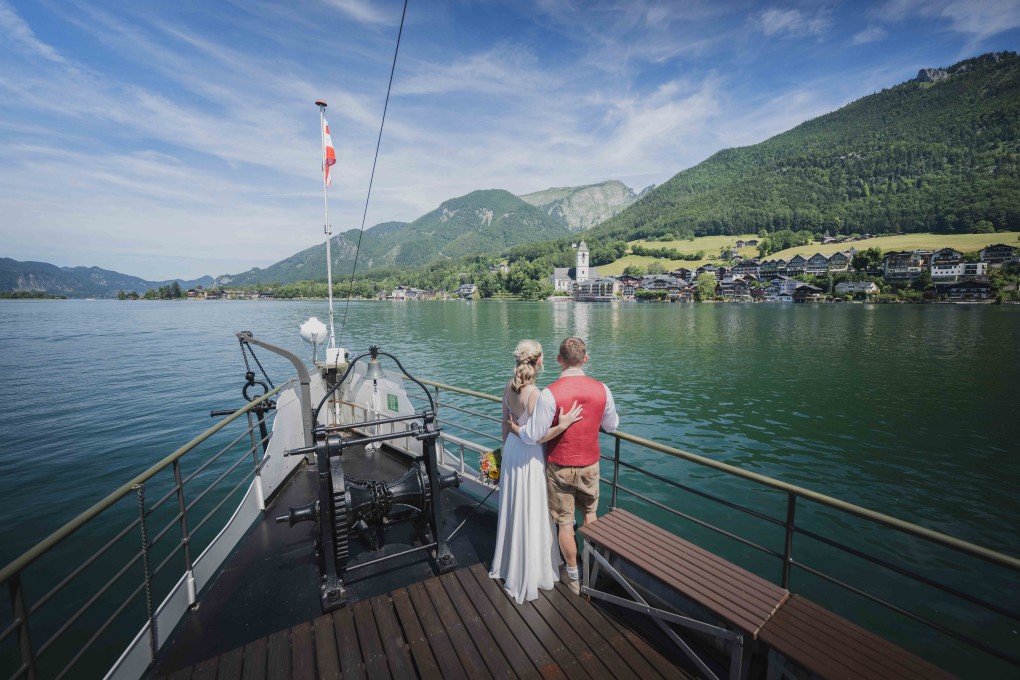 Das Hochzeitspaar auf dem beliebten Schaufelraddampfer "Kaiser Franz Josef I." der Wolfgangsee Schifffahrt am Wolfgangsee bei Sankt Wolfgang am Wolfgangsee. 