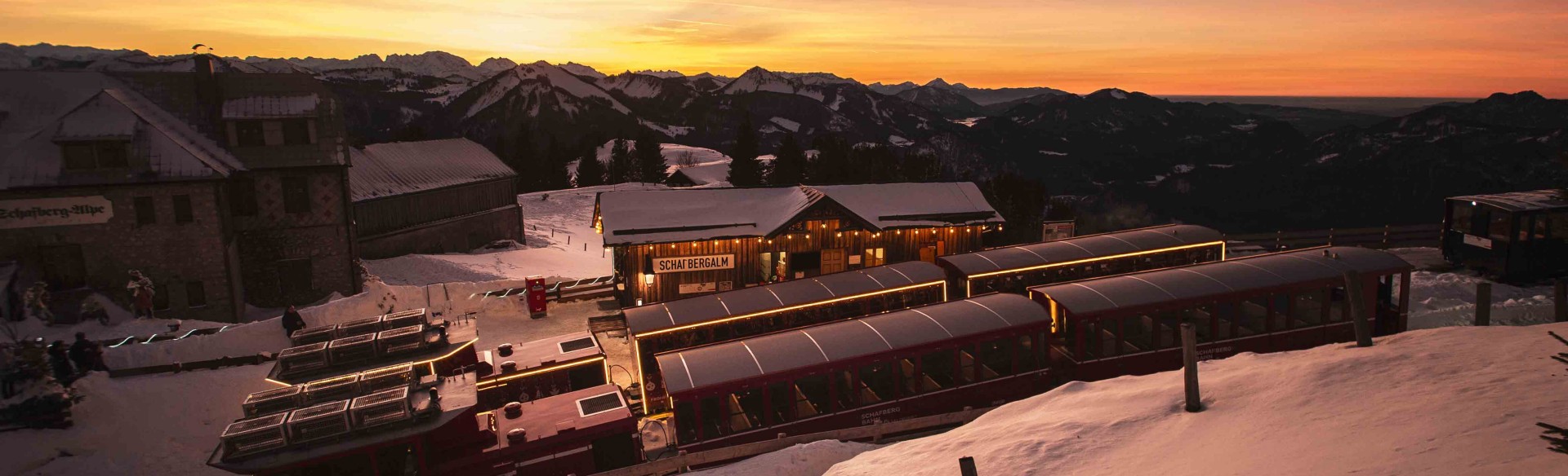 Unterwegs am Schafberg und entlang der Strecke der Schafbergbahn im Winter, zu Weihnachten, in Salzburg an der Grenze zu Oberösterreich. Salzkammergut, Österreich.