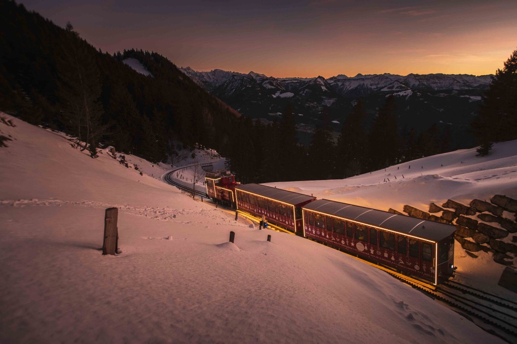 Unterwegs am Schafberg und entlang der Strecke der Schafbergbahn im Winter, zu Weihnachten, in Salzburg an der Grenze zu Oberösterreich. Salzkammergut, Österreich.